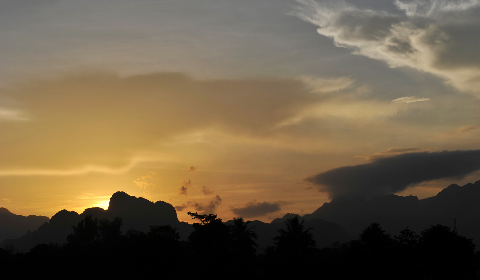 Vang Vieng [70 mm, 1/200 Sek. bei f / 20, ISO 200]